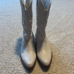 Elegant White Textured Women's Heeled Boots
